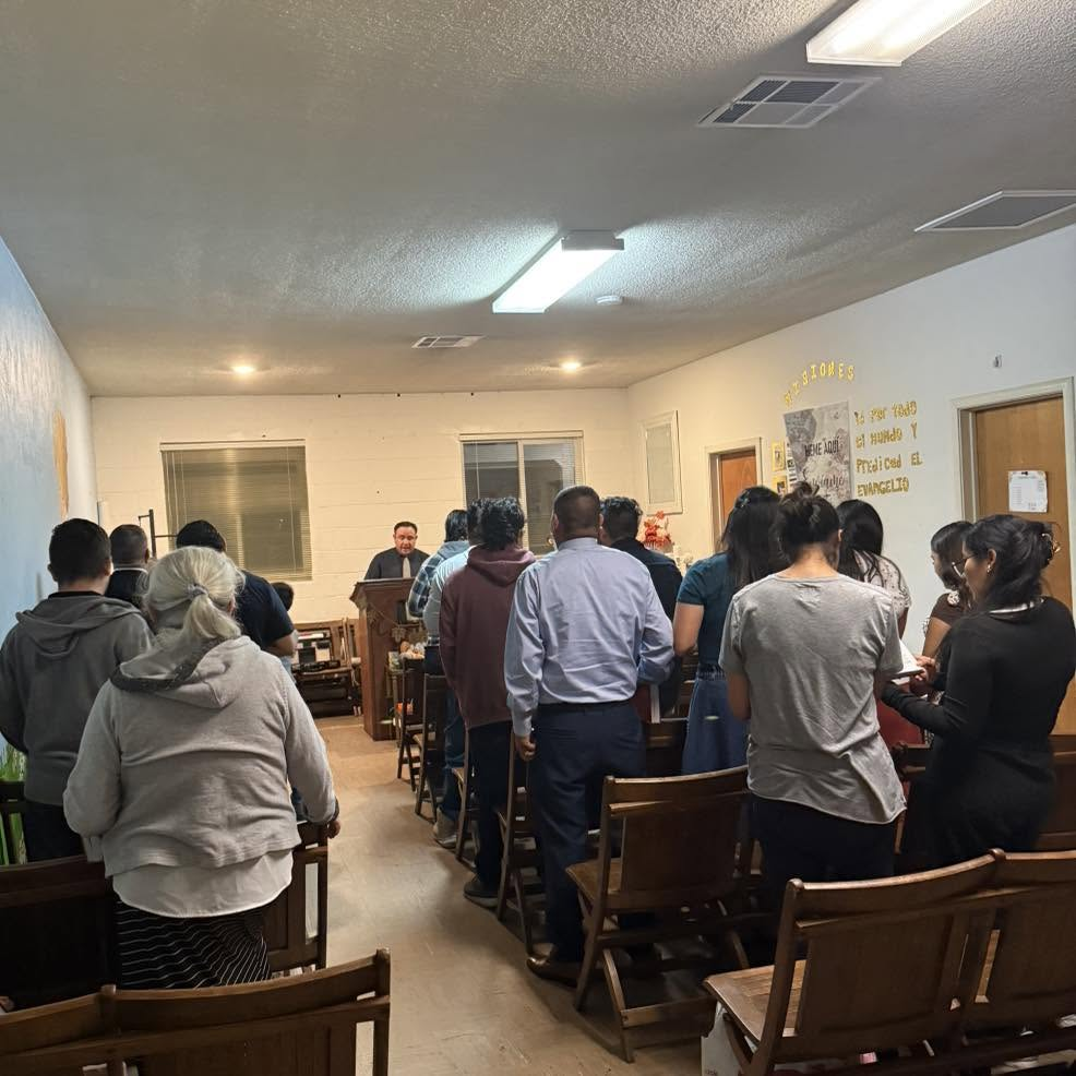 Miembros de la iglesia participando en un estudio bíblico